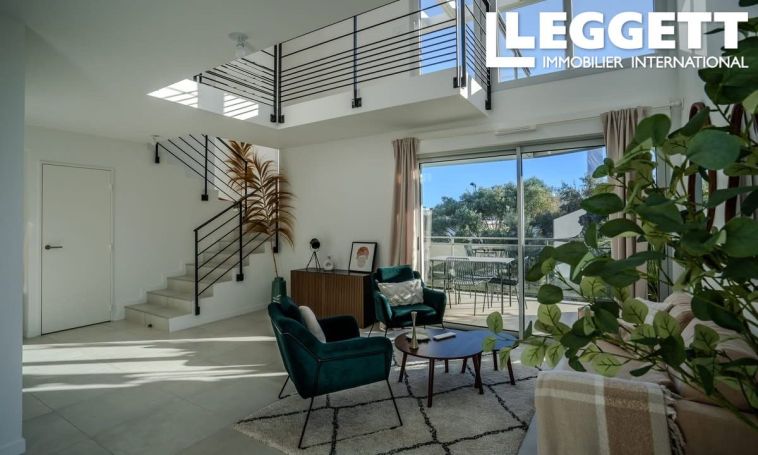 A louer APPARTEMENT DUPLEX DE PRESTIGE T5 111 M2 TERRASSE BORD DE MER ANTIBES