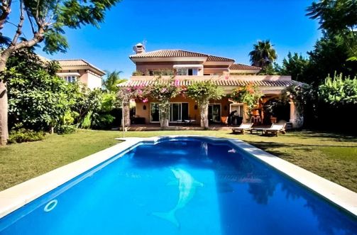 Très belle villa de style méditerranéen située à Nueva Andalucia  