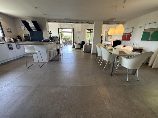 A louer MAISON D'ARCHITECTE BORD DE MER MAGALAS