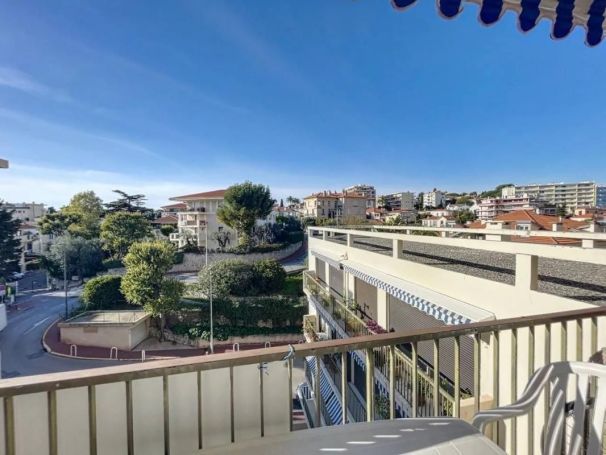 A louer APPARTEMENT DE PRESTIGE T3 89 M2 TERRASSE BORD DE MER CANNES