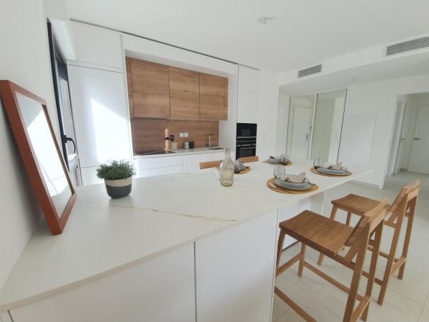 A vendre APPARTEMENT DE PRESTIGE T3 70 M2 TERRASSE BORD DE MER MARSEILLE