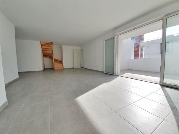 A vendre APPARTEMENT DUPLEX NEUF T4 101 M2 TERRASSE BORD DE MER MARSEILLE