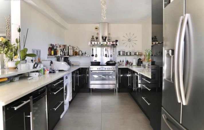 A vendre APPARTEMENT DE PRESTIGE NEUF T4 122 M2 TERRASSE BORD DE MER MARSEILLE