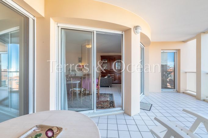 APPARTEMENT T4 93 M2 TERRASSE BORD DE MER BIARRITZ commerces