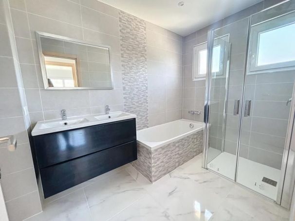 A louer APPARTEMENT T3 71 M2 VUE MER LE CANNET