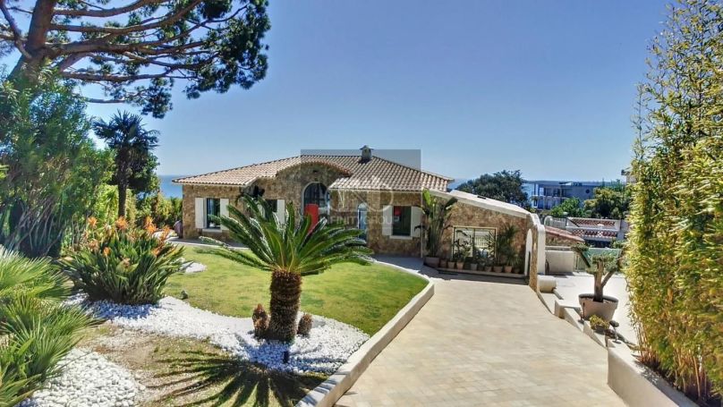 A louer MAISON CONTEMPORAINE BORD DE MER VALLAURIS