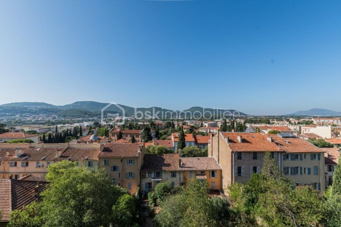 APPARTEMENT DUPLEX DE PRESTIGE T5 125 M2 TERRASSE BORD DE MER HYERES