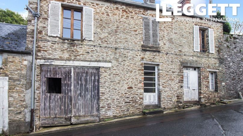 A vendre Maison en pierre de deux chambres, en ville avec commerces, double vitrage, garage, jardin 14490 Balleroy Sur Drome