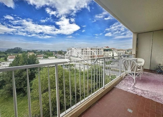 APPARTEMENT T4 82 M2 TERRASSE BORD DE MER ANTIBES