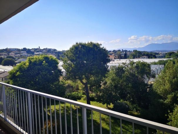 APPARTEMENT T4 82 M2 TERRASSE BORD DE MER ANTIBES