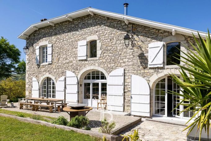 A vendre SUPERBE MAISON D'HOTES 770 M² HASTINGUES