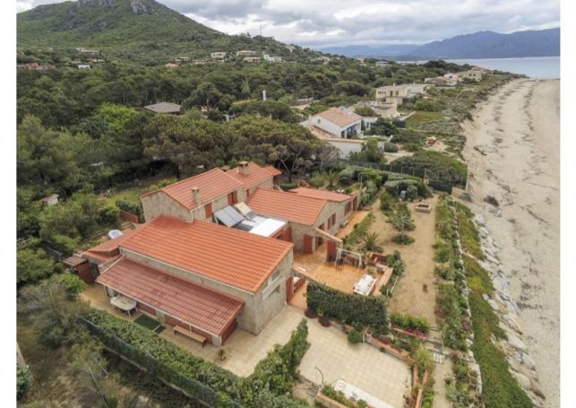 A vendre PROPRIETE D'EXCEPTION 6 PIECES 156 M2 PIEDS DANS L'EAU ET SUR LA PLAGE D'OLMETO