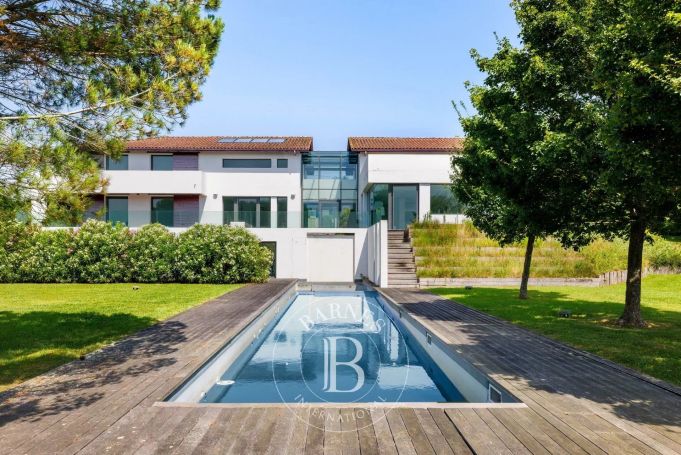 A vendre VASTE VILLA CONTEMPORAINE 10 PIECES 630 M² ARBONNE