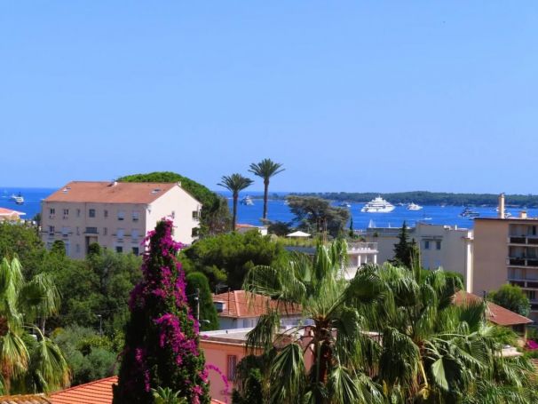 APPARTEMENT DE PRESTIGE T3 71 M2 TERRASSE BORD DE MER CANNES