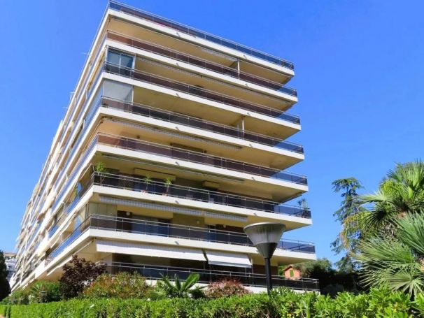 APPARTEMENT DE PRESTIGE T3 71 M2 TERRASSE BORD DE MER CANNES