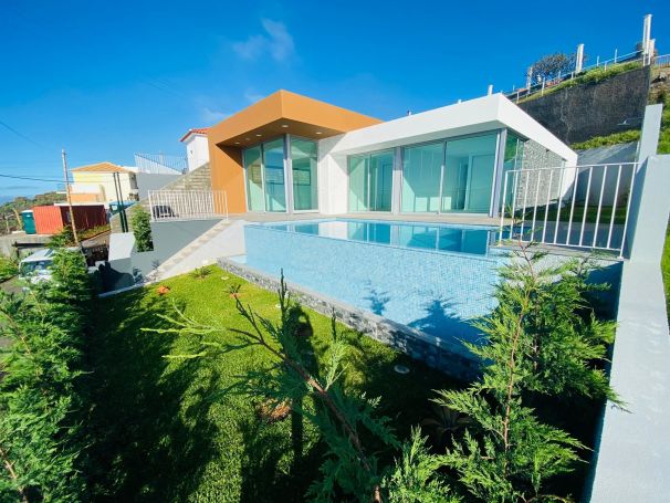 A vendre MAISON  4 PIECES 210 M2 BORD DE MER ESTREITO CALHETA