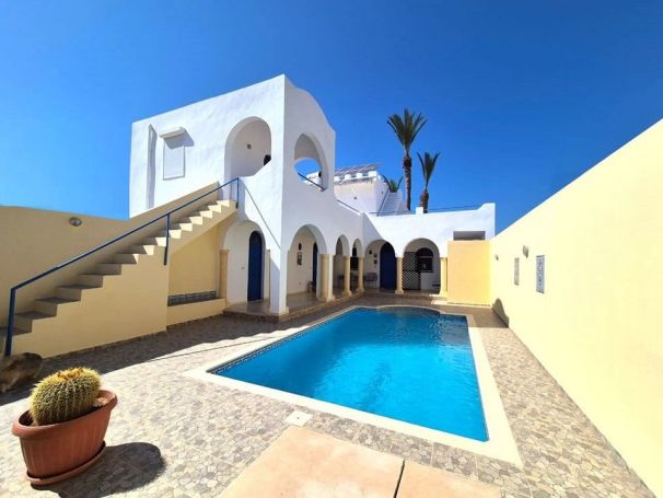 A louer MAISON  5 PIECES 220 M2 BORD DE MER MIDOUN DJERBA