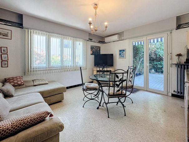 A louer APPARTEMENT T3 65 M2 TERRASSE BORD DE MER ANTIBES