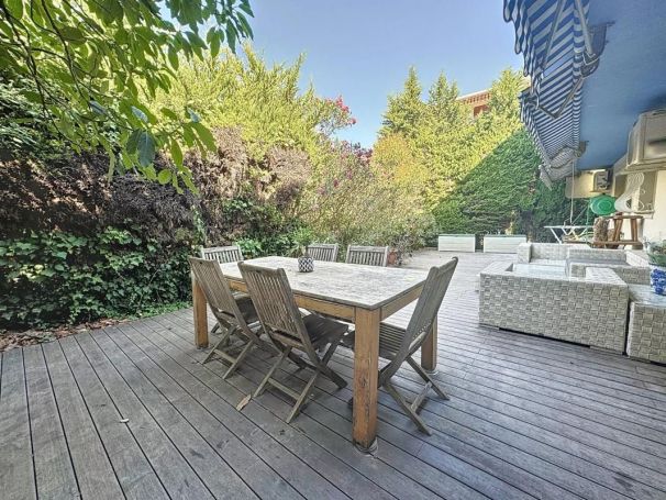 A louer APPARTEMENT T3 65 M2 TERRASSE BORD DE MER ANTIBES