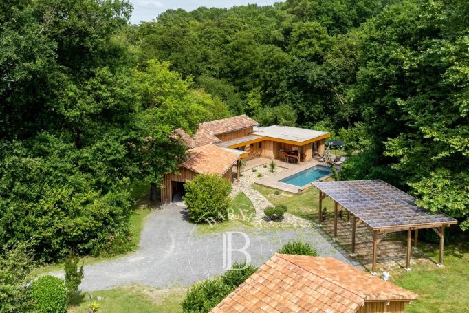 A vendre DOMAINE EXCEPTIONNEL  200 M² PROCHE DE LA PLAGE SEIGNOSSE