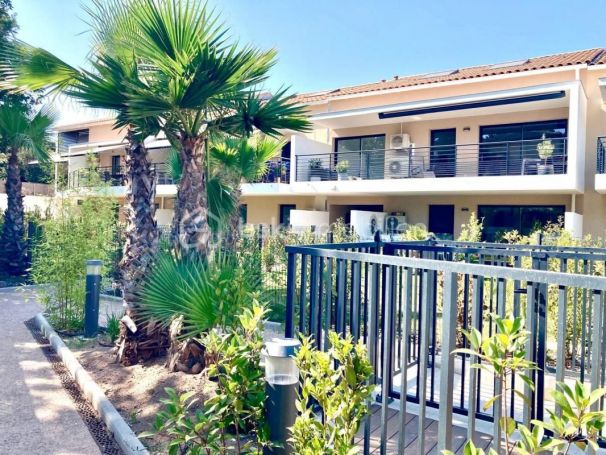 APPARTEMENT DE PRESTIGE T2 49 M2 TERRASSE BORD DE MER SAINT RAPHAEL