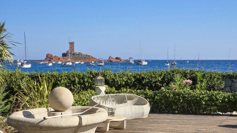 A vendre MAGNIFIQUE VILLA 7 PIECES 250 M² PIEDS DANS L´EAU SAINT RAPHAEL