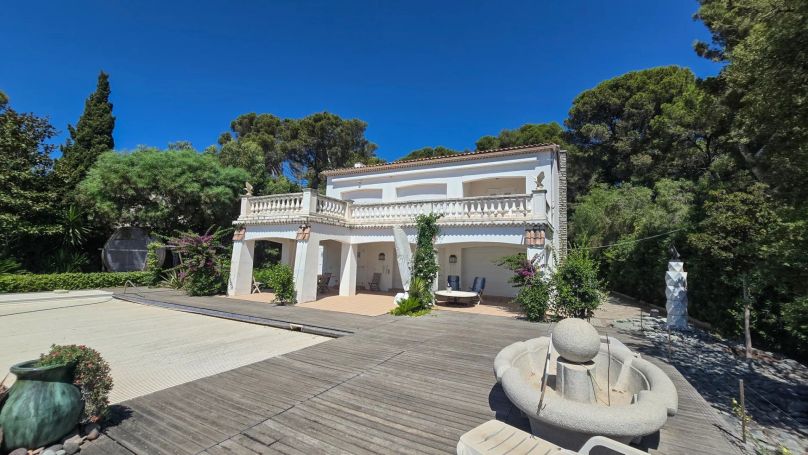 A vendre MAGNIFIQUE VILLA 7 PIECES 250 M² PIEDS DANS L´EAU SAINT RAPHAEL