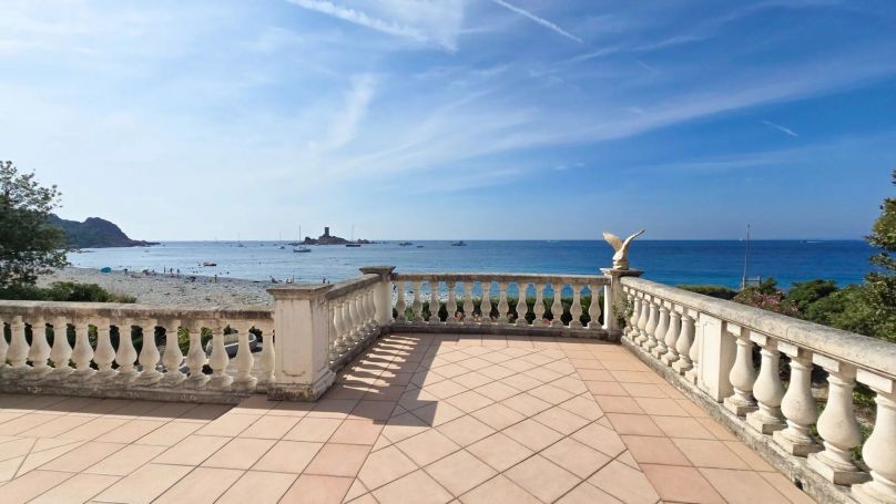 A vendre MAGNIFIQUE VILLA 7 PIECES 250 M² PIEDS DANS L´EAU SAINT RAPHAEL