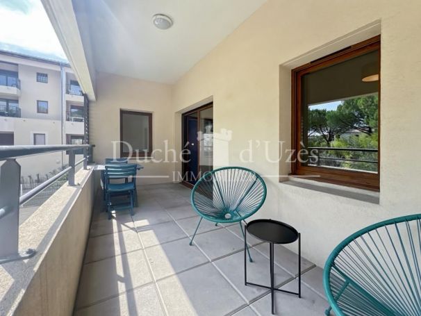 APPARTEMENT T3 38 M2 TERRASSE  UZES