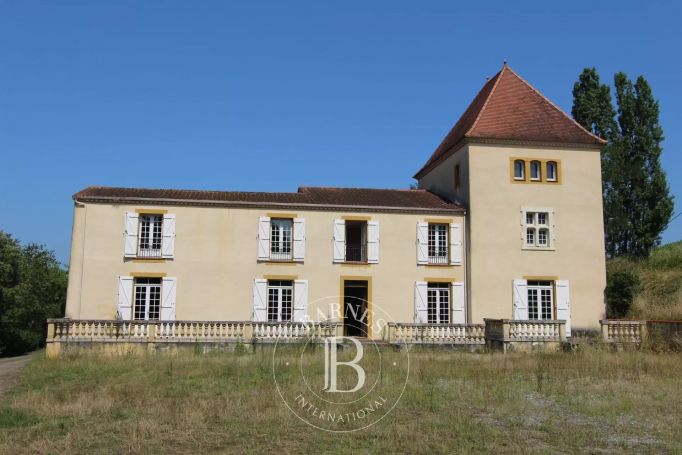 A vendre MAISON DE MAITRE 10 PIECES 350 M² A RESTAURER GARLIN