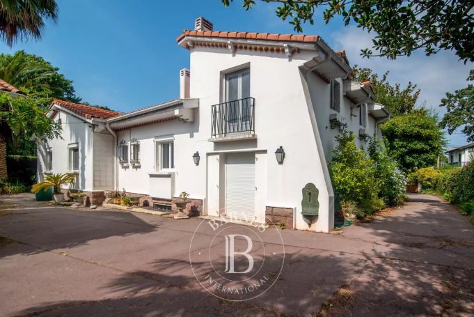 A vendre CHARMANTE MAISON 5 PIECES 140 M² PARC D'HIVER A RENOVER BIARRITZ