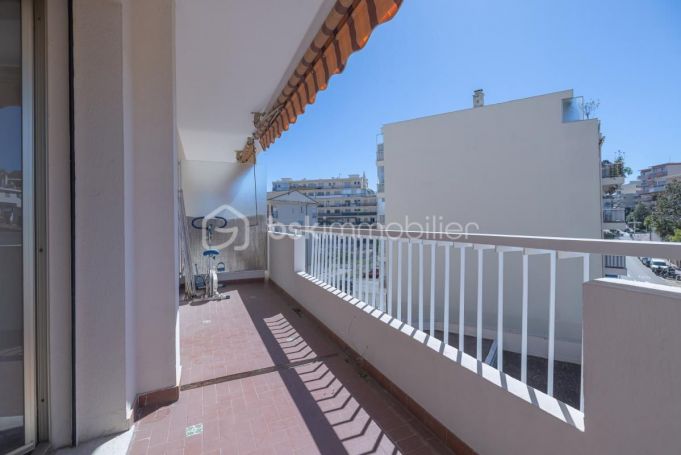 APPARTEMENT T3 63 M2 TERRASSE BORD DE MER CANNES