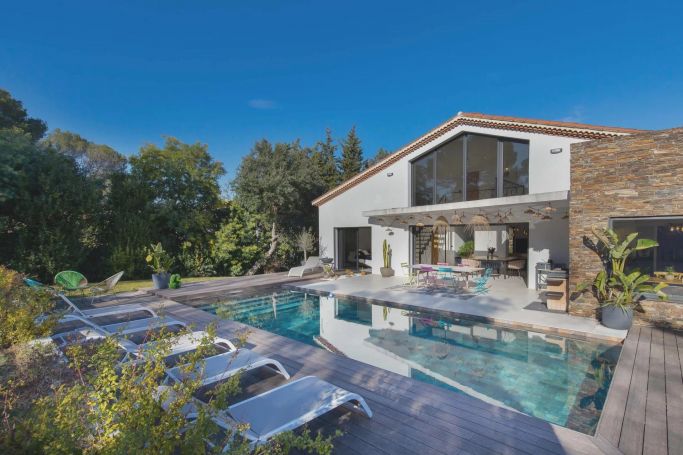 A vendre Lumineuse villa de standing 5 pieces 220 m² proche mer et golf SAINT RAPHAEL