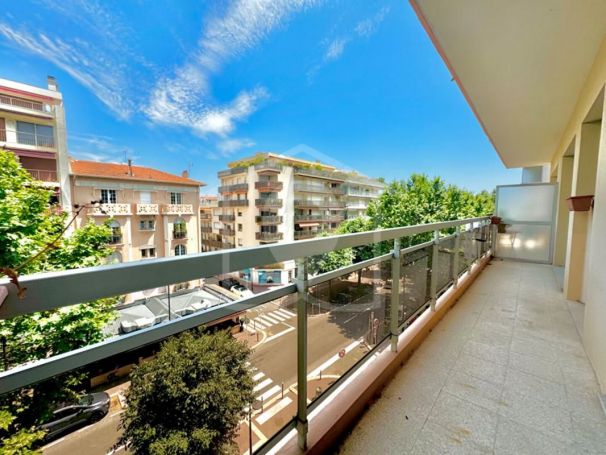 APPARTEMENT DE PRESTIGE T2 53 M2 TERRASSE BORD DE MER ANTIBES