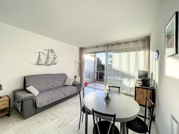 A louer STUDIO 25 M2 TERRASSE BORD DE MER CANNES