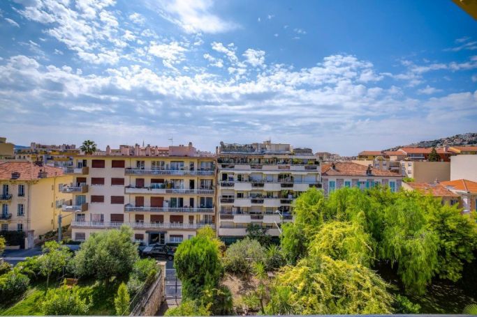 APPARTEMENT T2 31 M2 BORD DE MER NICE