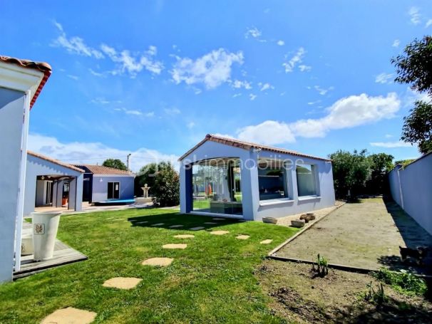 MAISON  CONTEMPORAINE BORD DE MER BEAUVOIR SUR MER