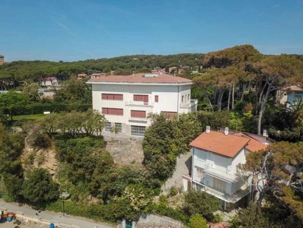 A vendre TrES belle villa 10 PIECES 750 M² PIEDS DANS L'EAU LUCCA