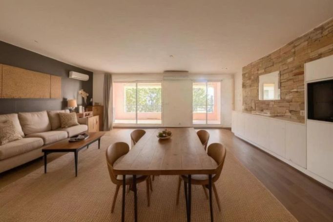 A louer APPARTEMENT DE PRESTIGE T3 82 M2 TERRASSE BORD DE MER LE CANNET