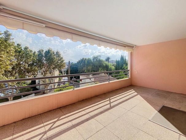 A louer APPARTEMENT DE PRESTIGE T3 82 M2 TERRASSE BORD DE MER LE CANNET