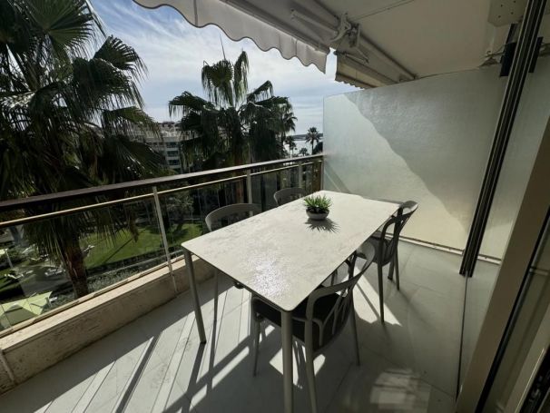 APPARTEMENT T3 68 M2 TERRASSE BORD DE MER CANNES