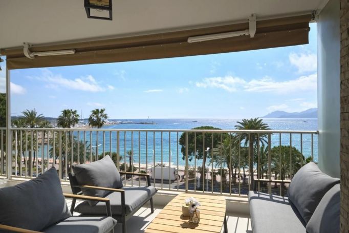 APPARTEMENT T3 70 M2 TERRASSE BORD DE MER CANNES