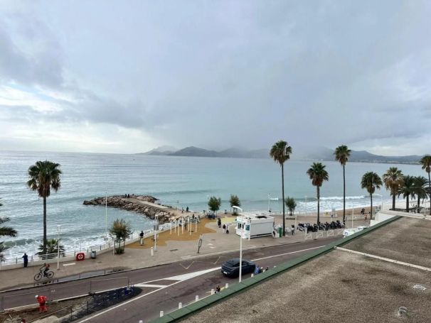 A vendre PENTHOUSE 125 M2 TERRASSE BORD DE MER CANNES