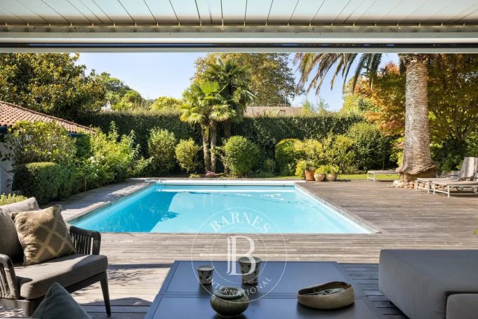 A vendre AGREABLE VILLA 258 M² BORD DE MER ANGLET