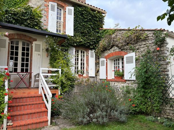 MAISON  DE MAîTRE BORD DE MER LONGEVILLE SUR MER