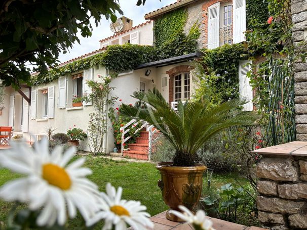 MAISON  DE MAîTRE BORD DE MER LONGEVILLE SUR MER