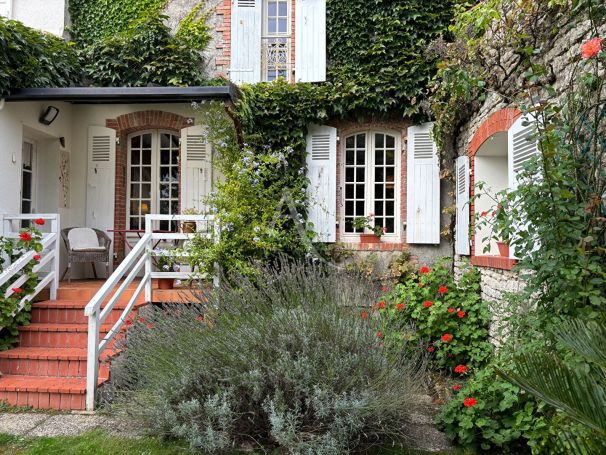 MAISON  DE MAîTRE BORD DE MER LONGEVILLE SUR MER