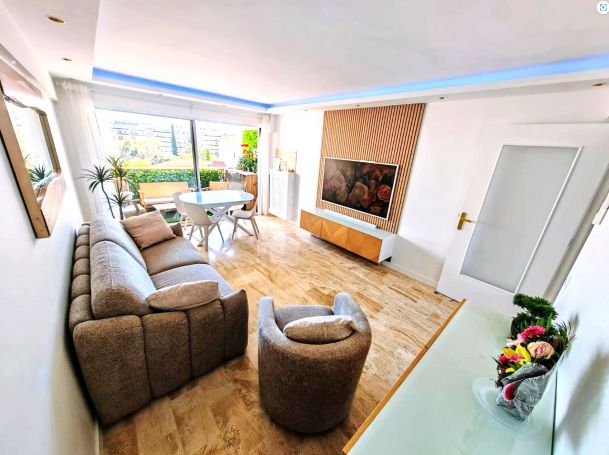 A vendre CHARMANT APPARTEMENT T3 62 M² BORD DE MER Cannes