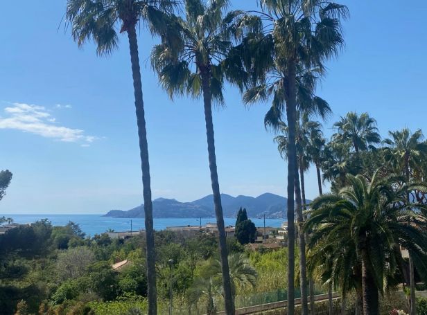 A vendre GRAND APPARTEMENT T4 112 M² DUPLEX BORD DE MER Cannes