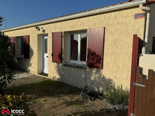 A vendre Maison proche centre ville et plage de 100 m2 avec un garage Ã  bateaux ou camping-car de 51 m2 85460 L Aiguillon La Presqu Ile